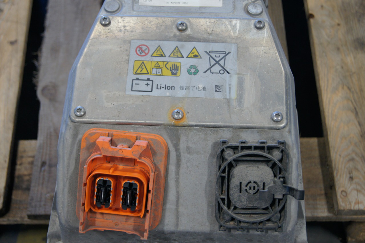 BMW i8 battery pack photo 1