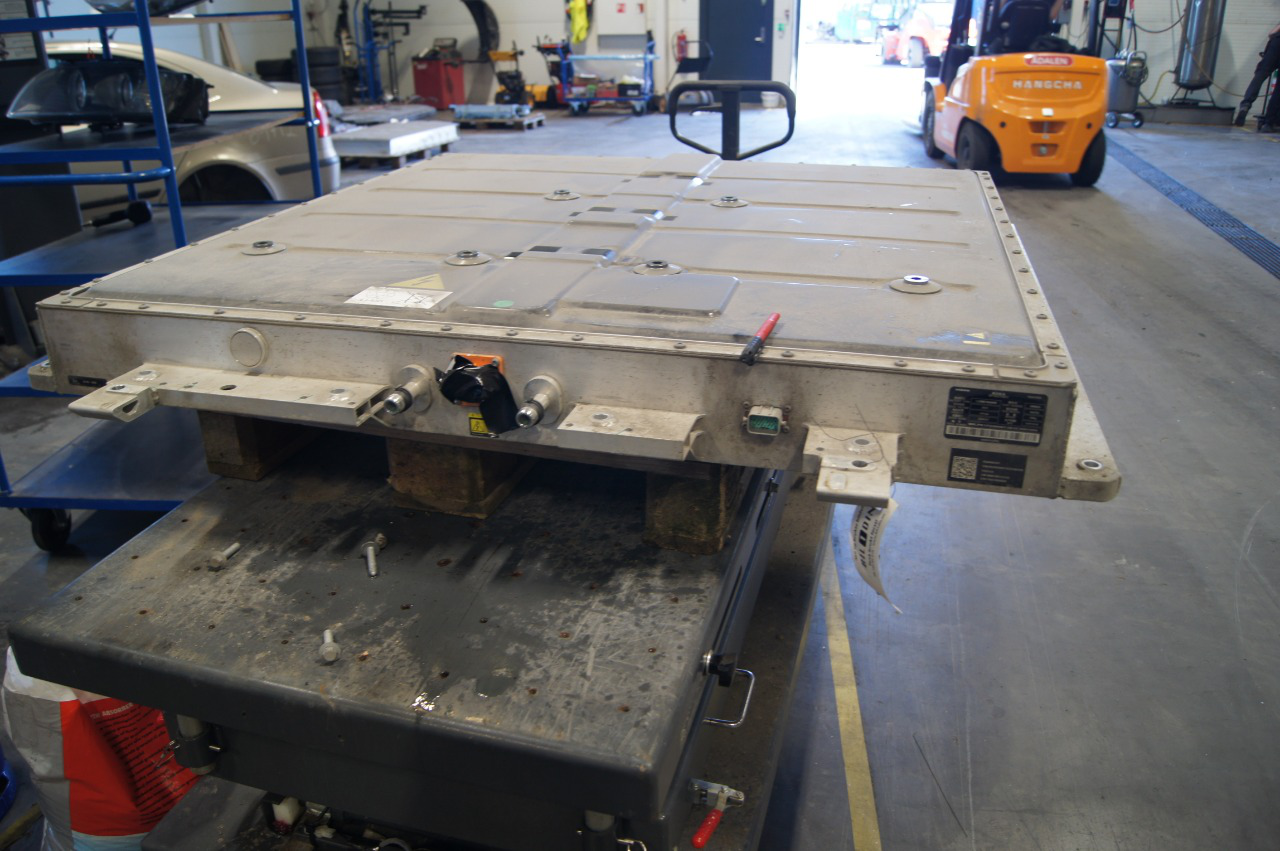 Volvo EX30 battery pack photo 2
