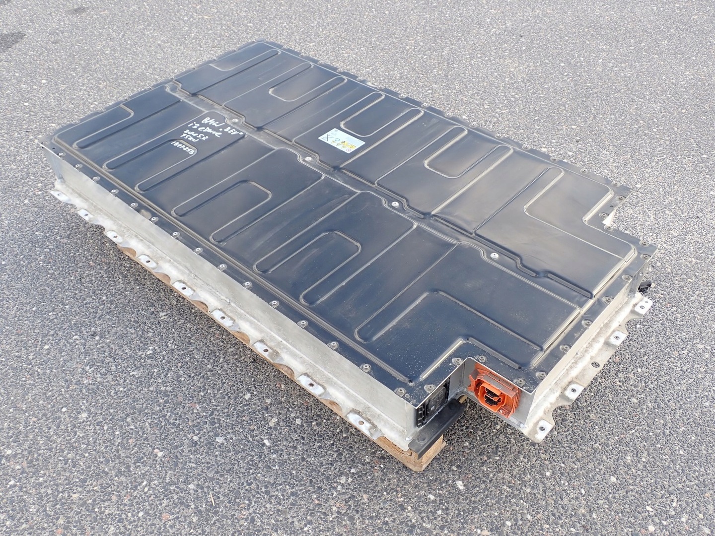 Tesla Model 3 battery pack photo 2