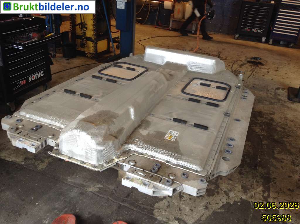 BMW i4 battery pack photo 2